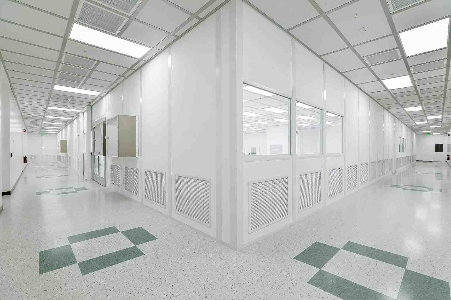 Post-and-panel-cleanrooms