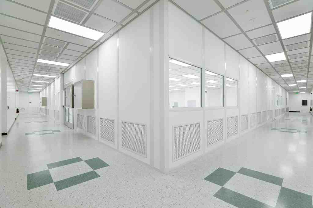 Post-and-panel-cleanrooms