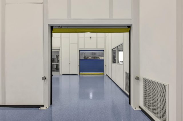 ISO 7 Modular Cleanroom: Power Sliding man doors for entry and exit